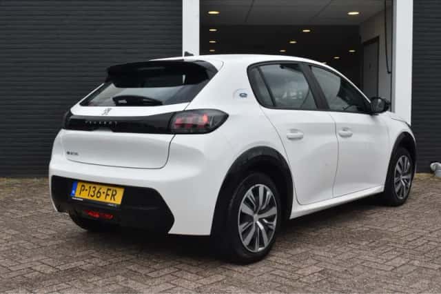 Peugeot e-208 (2022) thumbnail 3