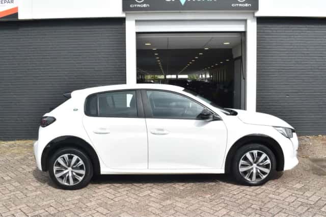Peugeot e-208 (2022) thumbnail 4