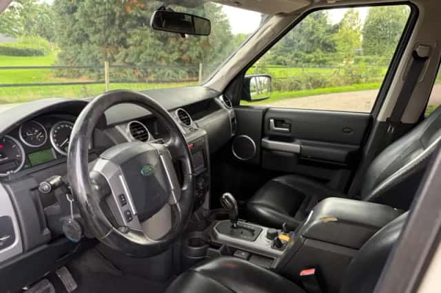 Land Rover Discovery (2009) thumbnail 3