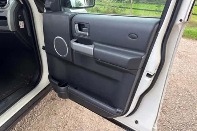 Land Rover Discovery (2009) thumbnail 6