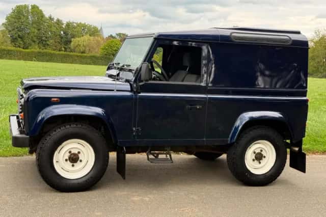 Land Rover Defender (2004) thumbnail 1