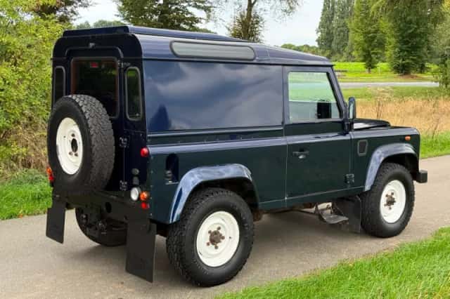 Land Rover Defender (2004) thumbnail 2