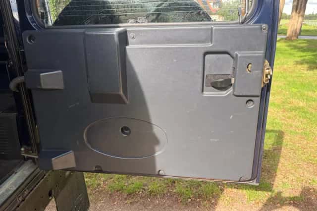 Land Rover Defender (2004) thumbnail 3
