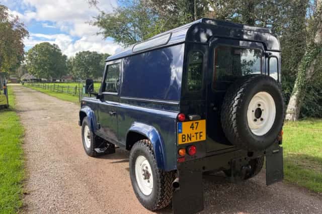 Land Rover Defender (2004) thumbnail 6