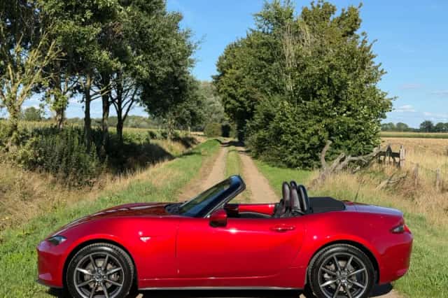 Mazda MX-5 (2016) thumbnail 2