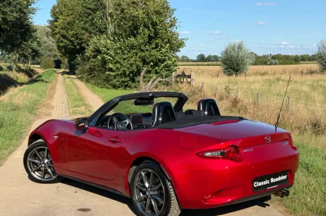 Mazda MX-5 (2016) thumbnail 3