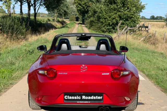 Mazda MX-5 (2016) thumbnail 4
