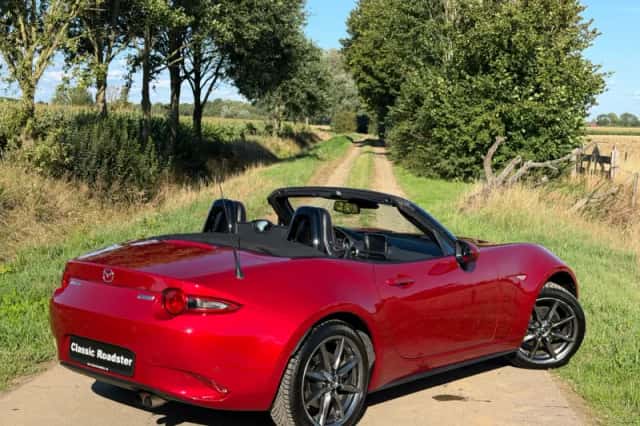 Mazda MX-5 (2016) thumbnail 5