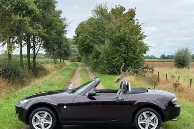 Mazda MX-5 (2008) thumbnail 2