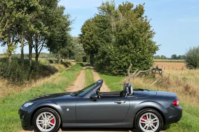 Mazda MX-5 (2010) thumbnail 2