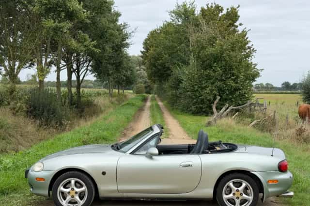Mazda MX-5 (2003) thumbnail 2