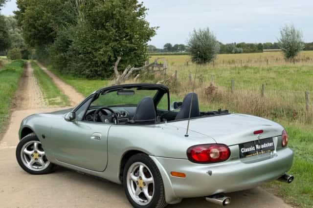 Mazda MX-5 (2003) thumbnail 3