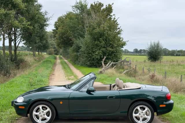 Mazda MX-5 (2000) thumbnail 2