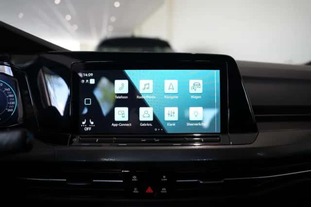 Volkswagen Golf (2022) thumbnail 4
