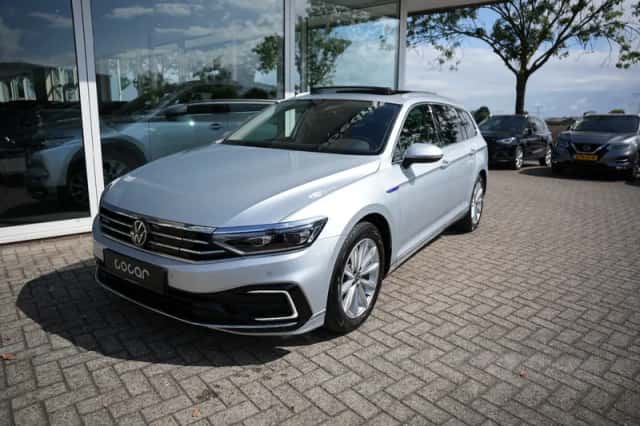 Volkswagen Passat (2023) thumbnail 1