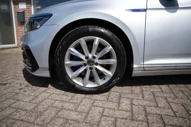 Volkswagen Passat (2023) thumbnail 4