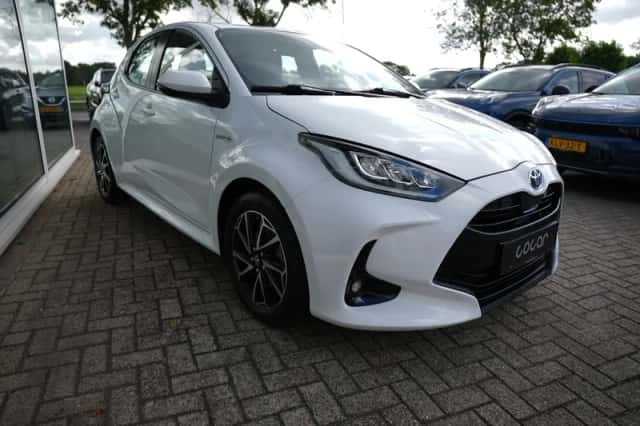 Toyota Yaris (2021) thumbnail 2