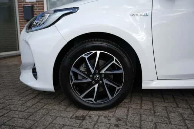 Toyota Yaris (2021) thumbnail 4