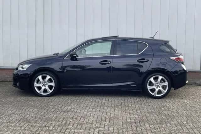Lexus CT (2011) thumbnail 2