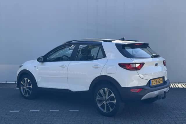 Kia Stonic (2018) thumbnail 3