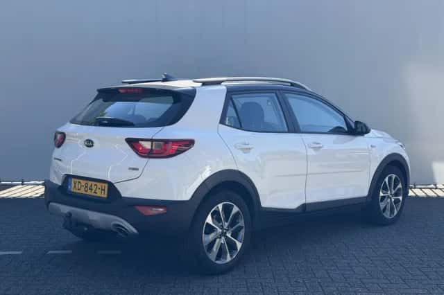 Kia Stonic (2018) thumbnail 5