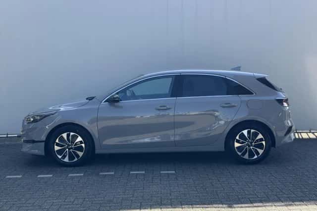 Kia Ceed (2025) thumbnail 2