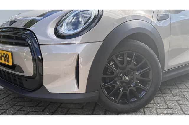 MINI Cooper (2021) thumbnail 2