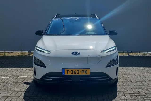 Hyundai Kona (2023) thumbnail 2