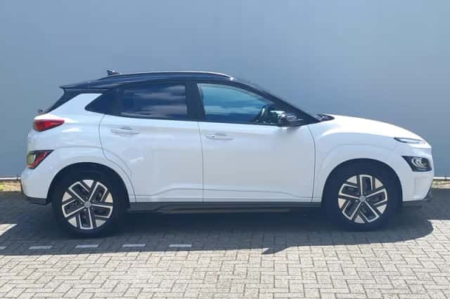 Hyundai Kona (2023) thumbnail 4