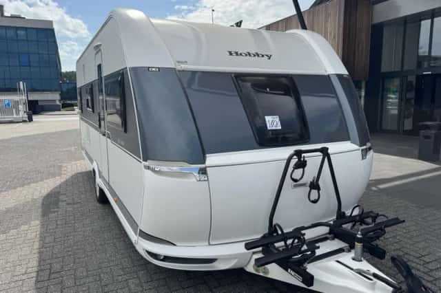 Hobby De Luxe (2018) thumbnail 3