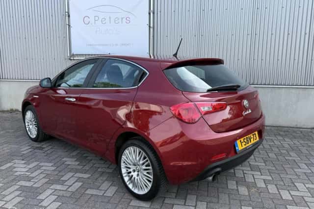 Alfa Romeo Giulietta (2012) thumbnail 4