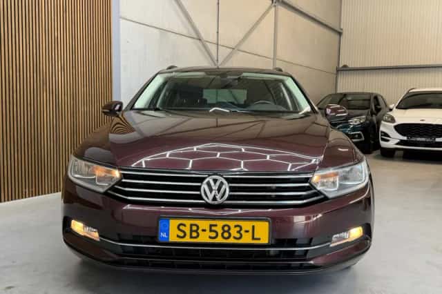 Volkswagen Passat (2015) thumbnail 3