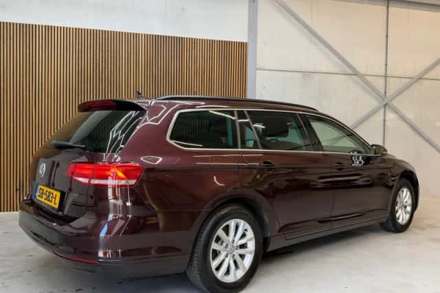 Volkswagen Passat (2015) thumbnail 5