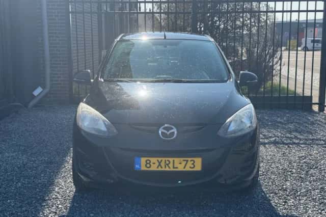 Mazda 2 (2011) thumbnail 2