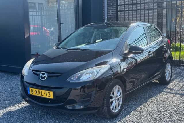 Mazda 2 (2011) thumbnail 3