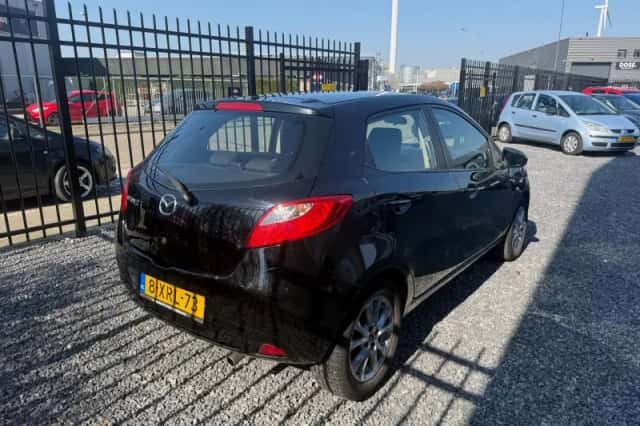 Mazda 2 (2011) thumbnail 5