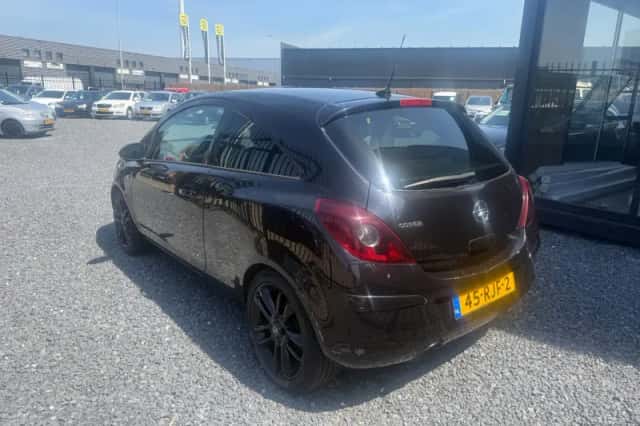 Opel Corsa (2011) thumbnail 4