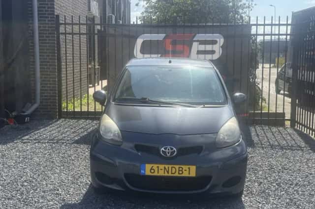Toyota Aygo (2010) thumbnail 2