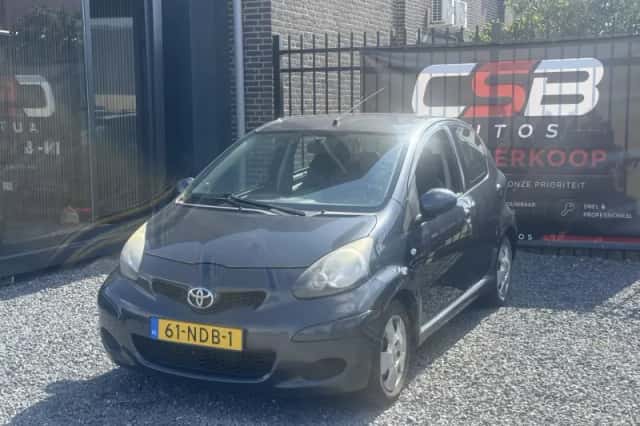 Toyota Aygo (2010) thumbnail 3