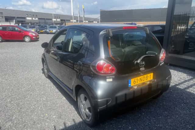 Toyota Aygo (2010) thumbnail 4