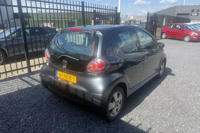Toyota Aygo (2010) thumbnail 5
