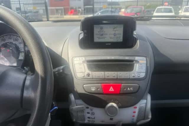 Toyota Aygo (2010) thumbnail 6