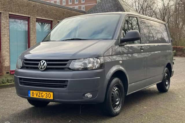 Volkswagen Transporter (2012) thumbnail 3