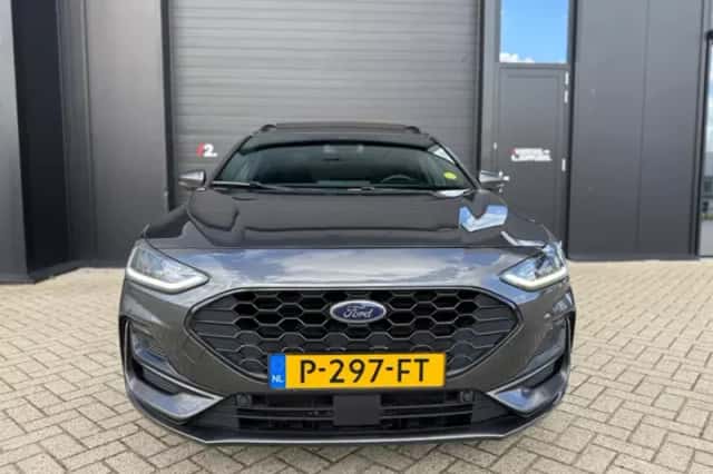 Ford Focus (2022) thumbnail 3
