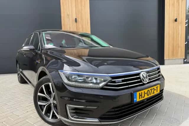 Volkswagen Passat (2015) thumbnail 2