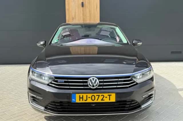 Volkswagen Passat (2015) thumbnail 3