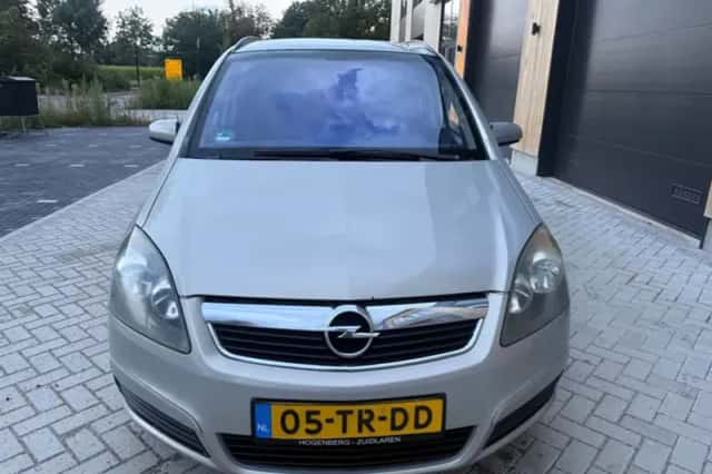 Opel Zafira (2006) thumbnail 3