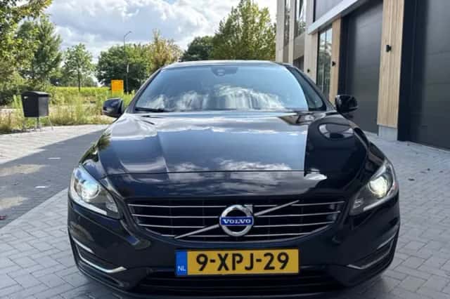 Volvo V60 (2014) thumbnail 3
