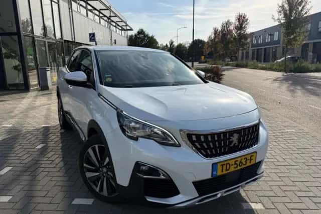 Peugeot 3008 (2018) thumbnail 1