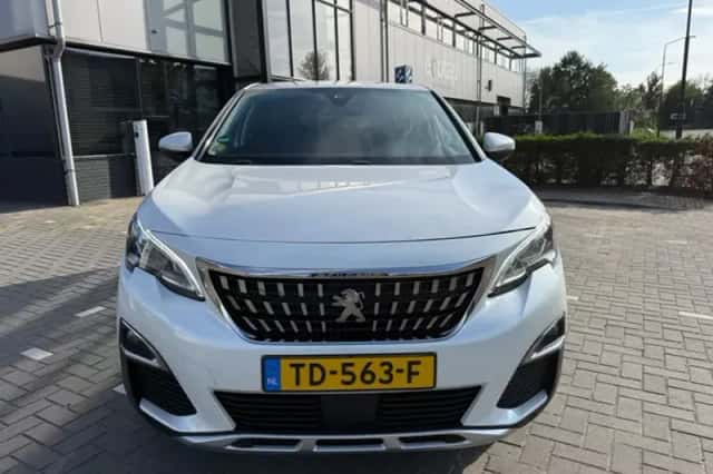 Peugeot 3008 (2018) thumbnail 2